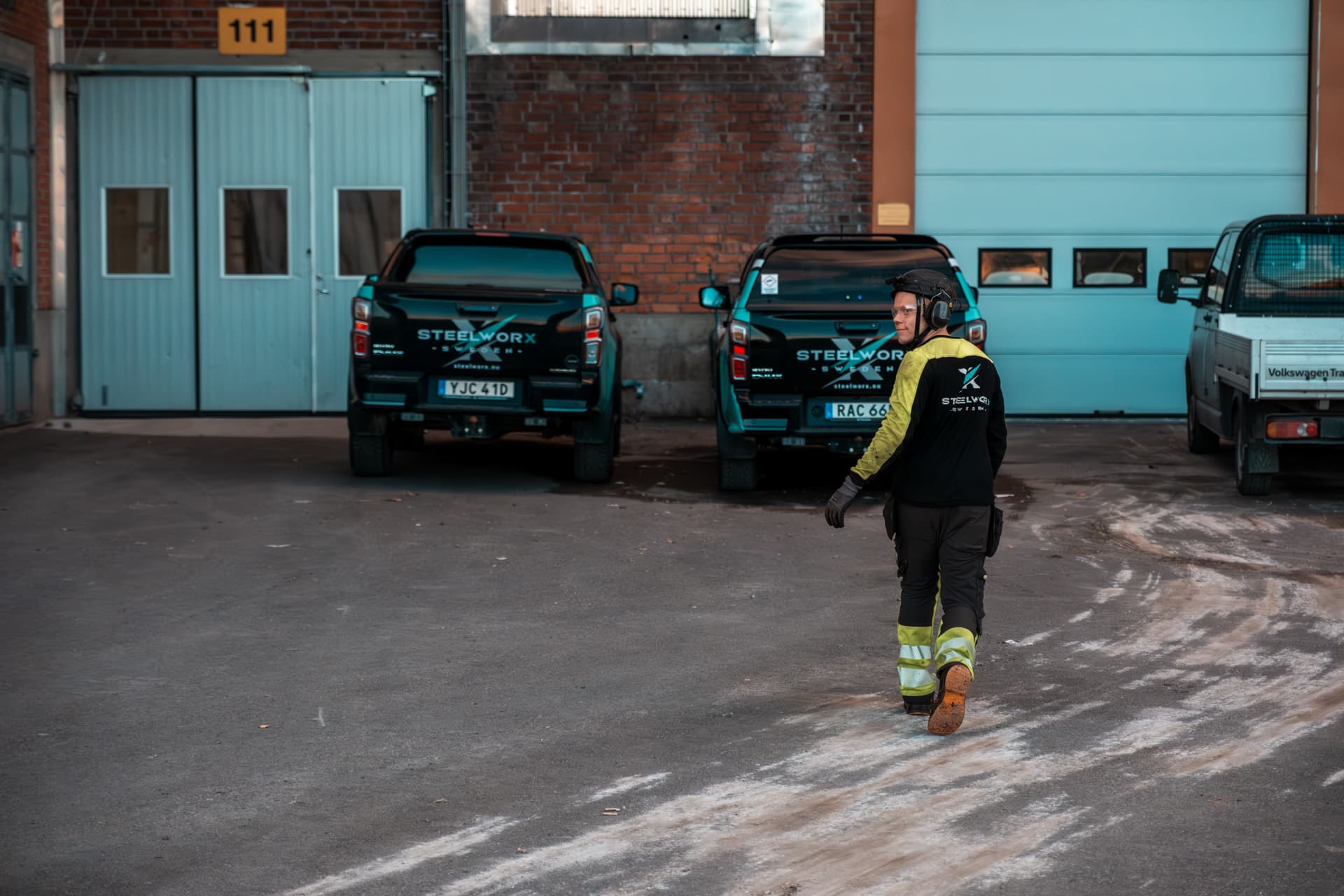 Steelworx servicebil framför verkstaden